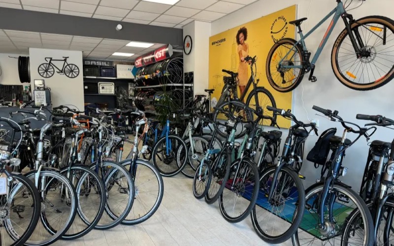 <p>Bij SGS Fietsen ontdekt u een uitgebreide collectie kwaliteitsfietsen van gerenommeerde merken. Of u nu op zoek bent naar een comfortabele stadsfiets, een krachtige elektrische fiets, een sportief model of een veilige kinderfiets, wij hebben voor elke fietser de ideale keuze.</p>